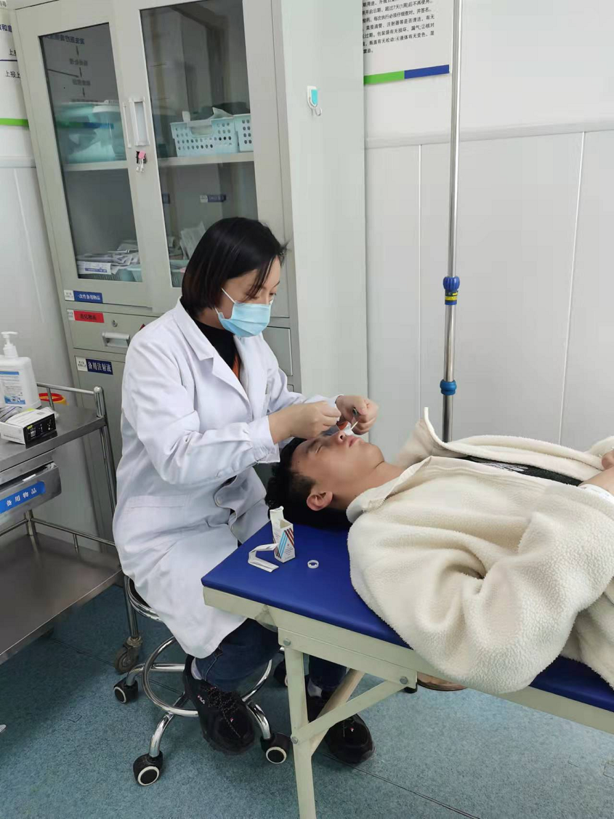 圆锥角膜折磨少年郎 角膜移植让他重见光明(图3) 圆锥角膜折磨少年郎 角膜移植让他重见光明(图3)