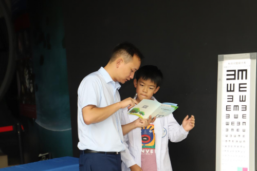 实践助学习 爱眼促健康 贵阳爱尔眼科医院在贵州省科技馆开展“小小眼科医生”活动(图6)