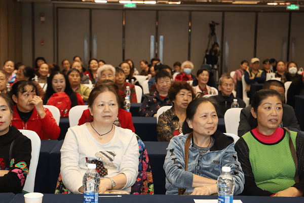 九九重阳 焕晶同行 贵阳爱尔眼科医院开展眼健康公益科普讲座(图2)